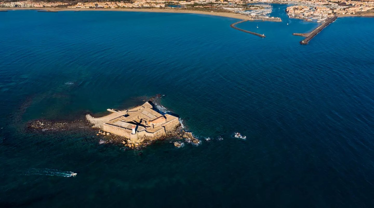 Vue d’une villa avec piscine disponible à la location.