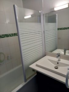 Vue d’une villa avec piscine disponible à la location.