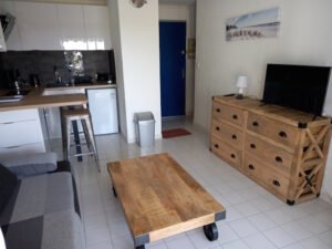 Vue d’une villa avec piscine disponible à la location.