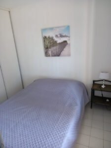 Vue d’une villa avec piscine disponible à la location.