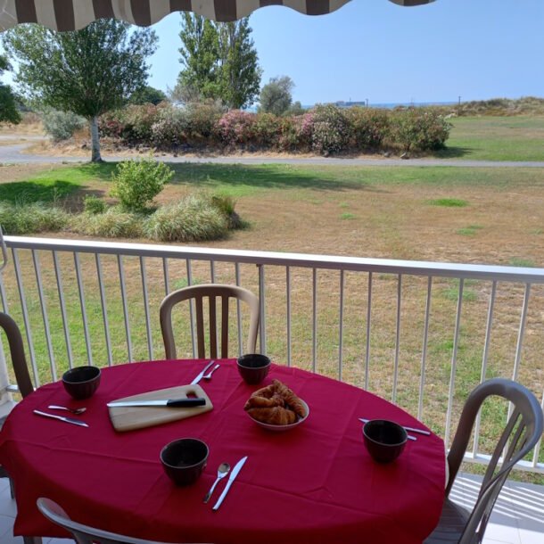 Vue d’une villa avec piscine disponible à la location.